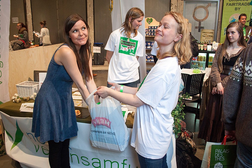 Trekning av quizvinner på Oslo Vegetarfestival 2014. Foto.